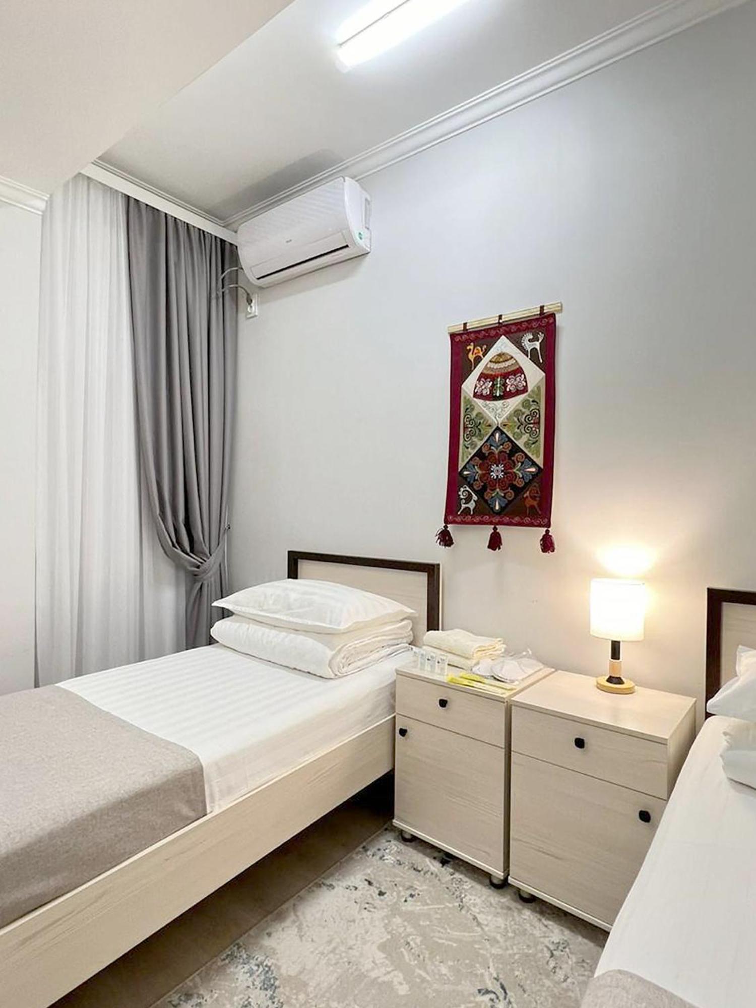 Compass Hostel Bisjkek Eksteriør billede