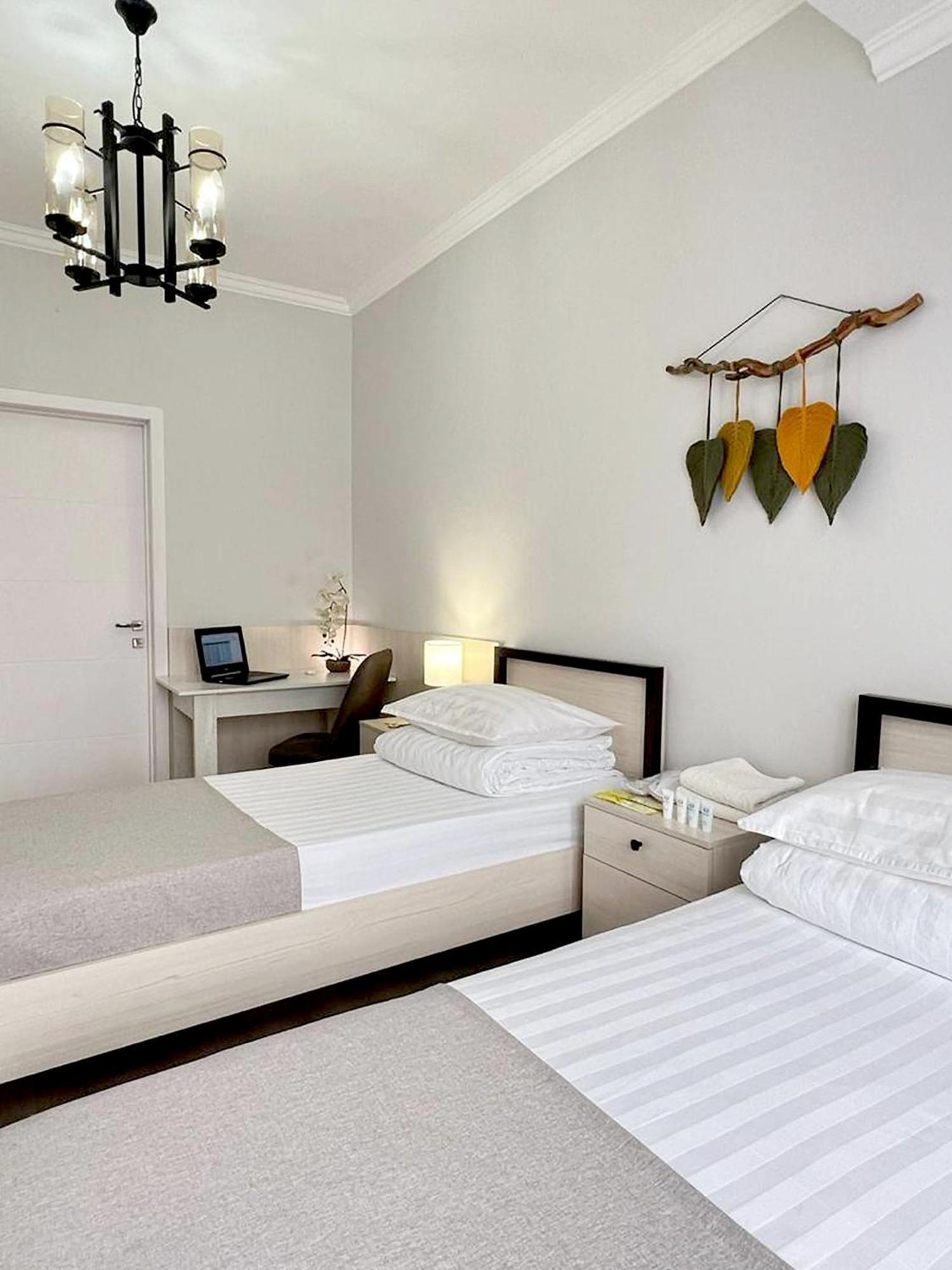 Compass Hostel Bisjkek Eksteriør billede