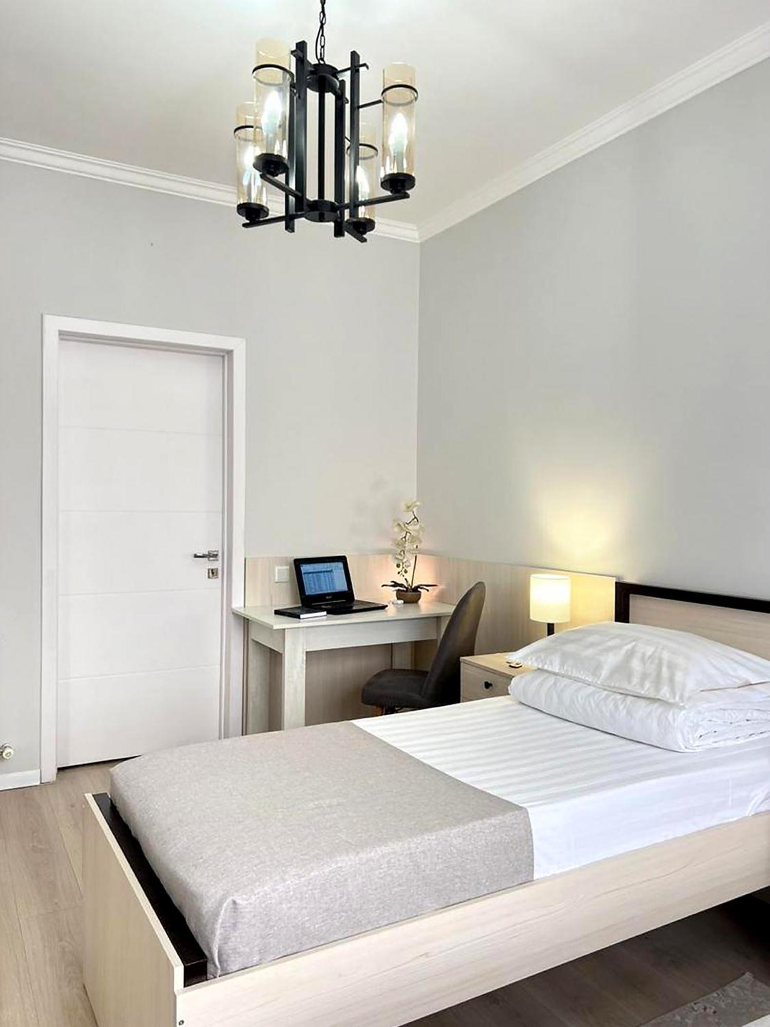 Compass Hostel Bisjkek Eksteriør billede