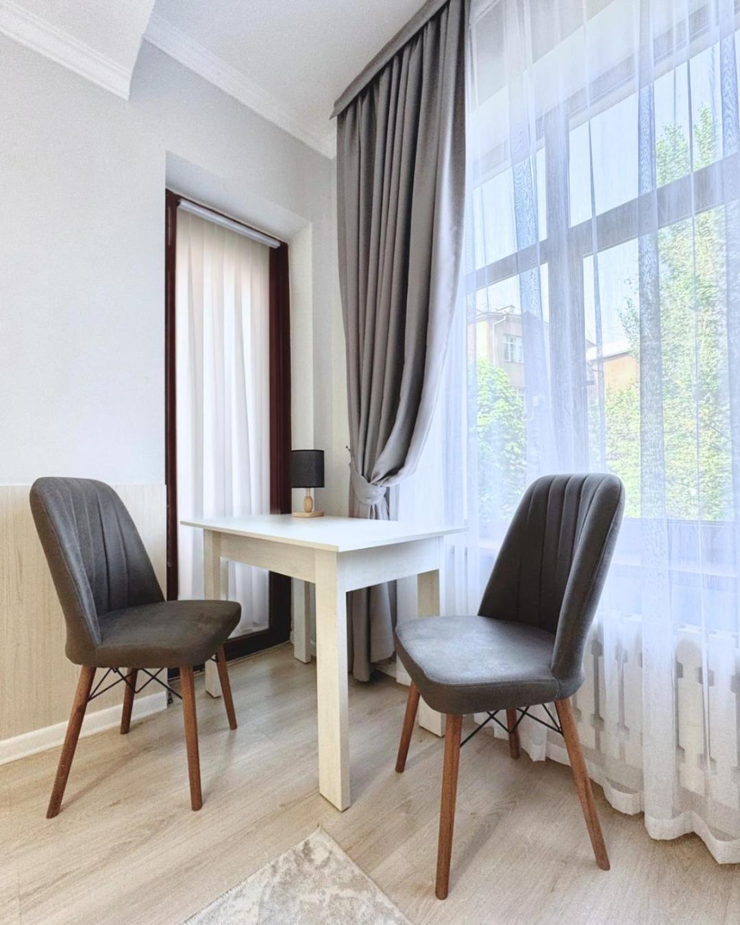 Compass Hostel Bisjkek Eksteriør billede