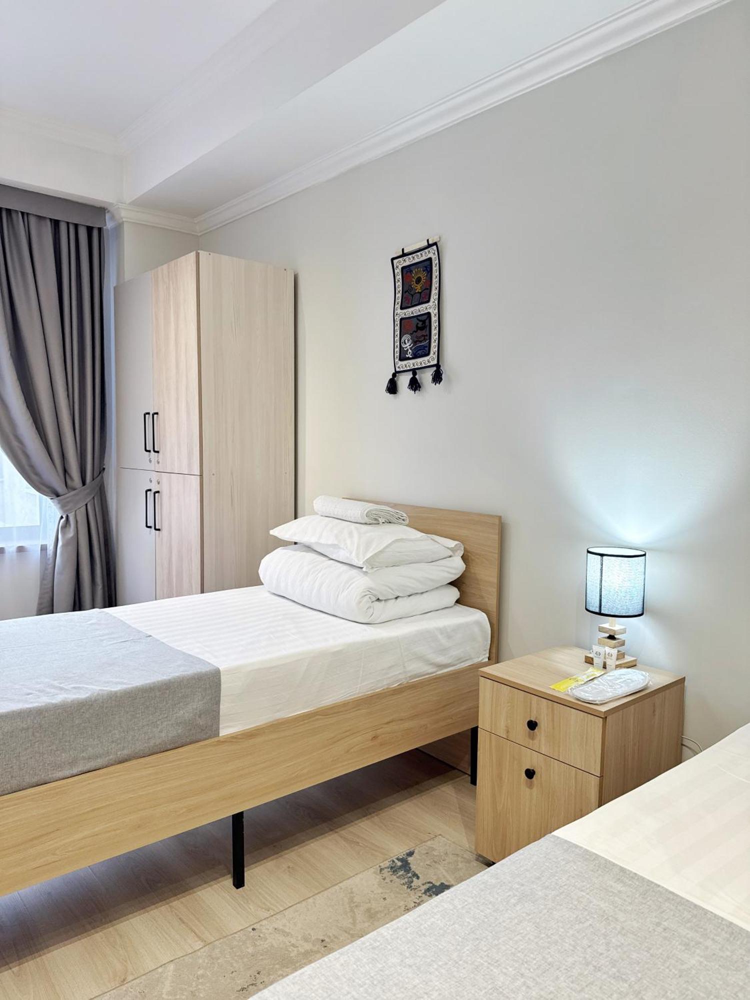Compass Hostel Bisjkek Eksteriør billede